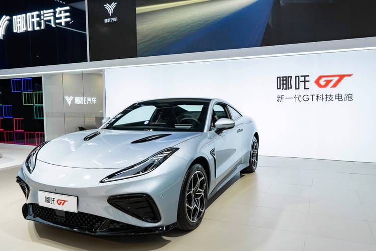 深圳169哪吒汽车在智能汽车领域的表现，领途汽车在新能源汽车市场中的影响力